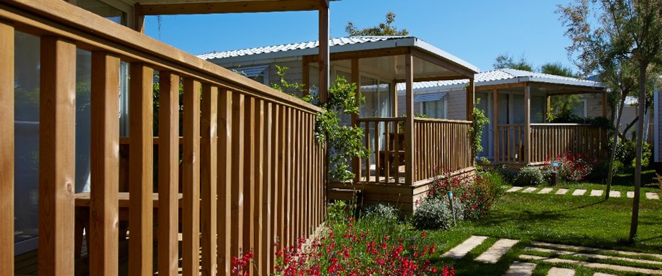 jardin con bungalows