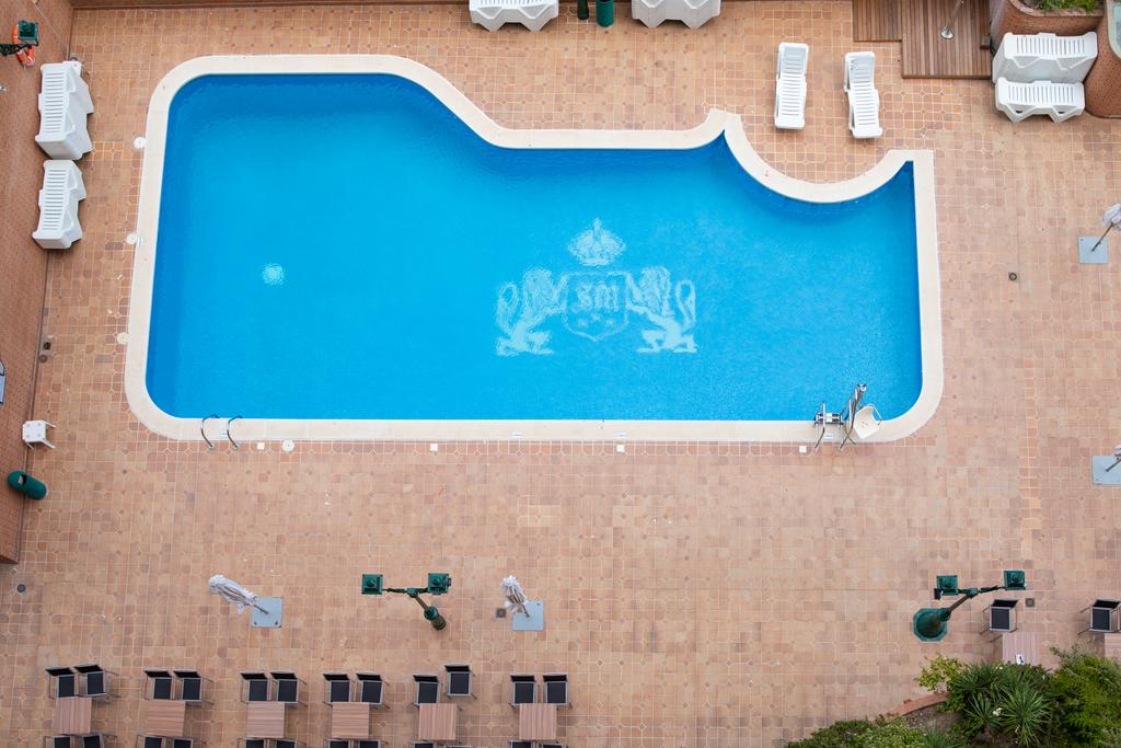 jardin con bungalows